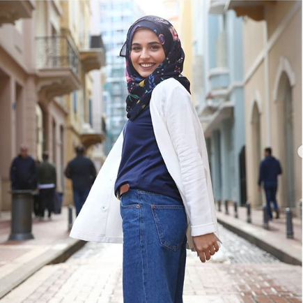 DinaHalim3's tweet photo. Traditional babushka dolls have always been decorated with florals, stems, leaves, and buds. This one is for the rose lover. https://t.co/Y0ZFDO2n5x 
#Bokitta #HijabFashion #Hijab #HijabLovers #InstantHijab #PinlessHijab #ModernFashion #HijabStyle #RoseHijab #BLueHijab https://t.co/1bCnXyRVi6