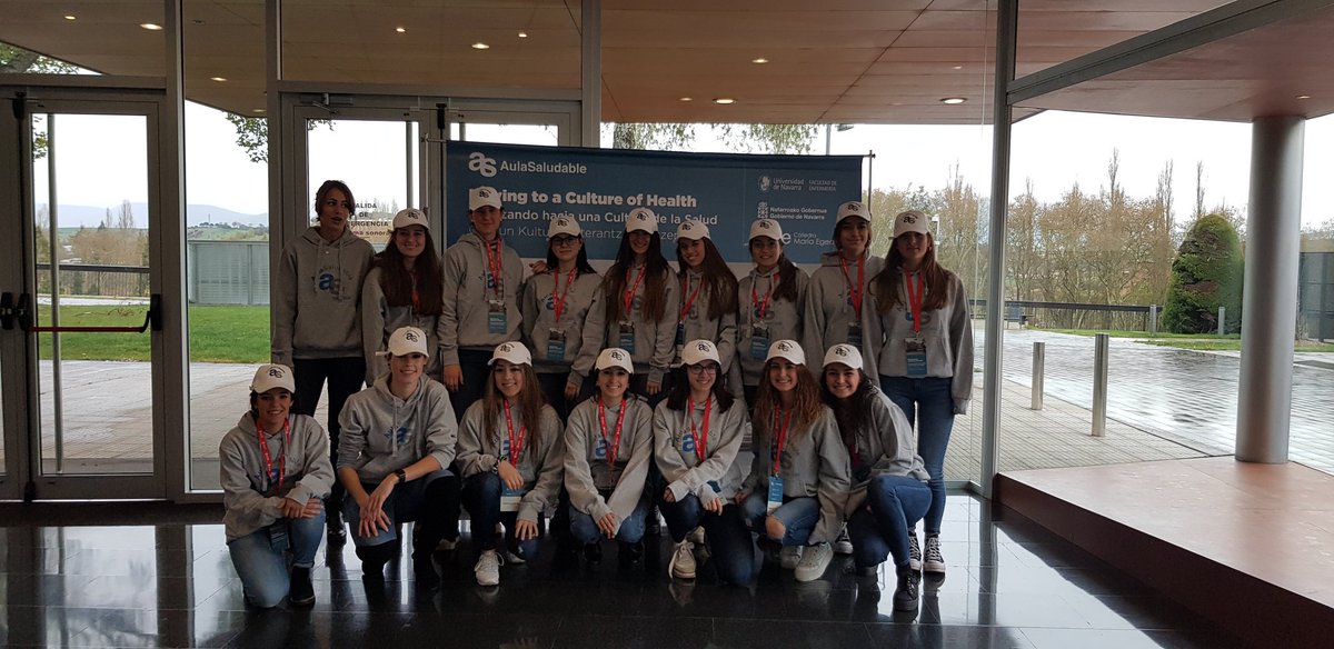 HildegartGlez's tweet photo. 15 agentes de salud de @enfermeriaunav trabajan con alumnos de @jesuitascolegio para sensibilzar sobre efectos de #alcohol #tabaco #cannabis #AulaSaludable #whynursing @mariaapue @NavidadCanga @unav https://t.co/jopSFyotYl