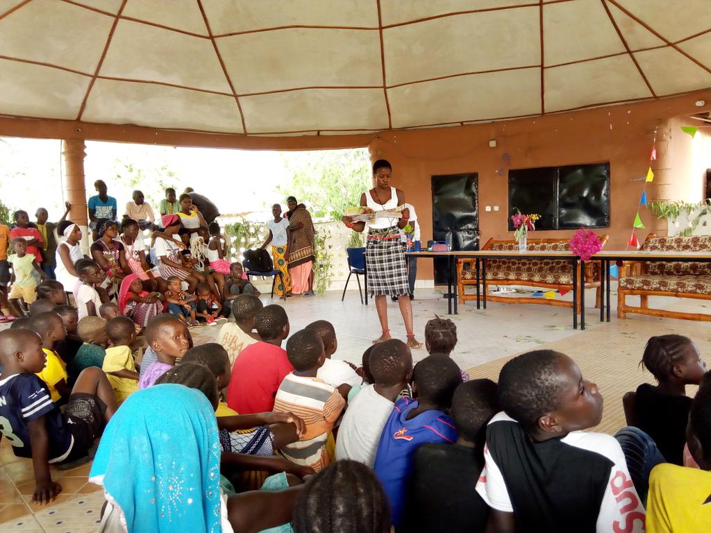 MaslamSanneh's tweet photo. Yesterday I was in #Manduarr, #WCR where @tiri_oxo organized a convergence of community children and discussed with them some of the ills - human trafficking, child abuse etc and used the opportunity to challenge the kids to work hard at 🏫 and believe in themselves. https://t.co/C0oByE2H4L