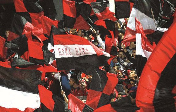 Les ultras algériens sont au cœur du soulèvement actuel. Comme ceux de l'USMA, aussi musiciens que supporters, dont les chansons sont reprises par tout un peuple. 
"L'USMA, le chant de l’Algérie" 
cahiersdufootball.net/article-l-usma…