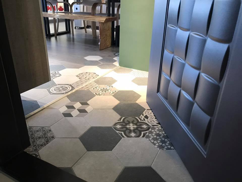 تويتر 沐德建材有限公司على تويتر 六角磚 14mm的地板完成面搭配六角磚到了大門口過不去 三方討論後的定案是大門下降低六角磚的完成面 高低線切齊玄關 也算是完美 六角磚