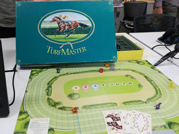ゲームフリーク公式 En Twitter ソリティ馬 は海外の競馬ボードゲーム Turfmaster から着想を得たと語る一之瀬さん 私も遊ばせてもらったことがあるのですが たしかに 本物の競馬のような駆け引きがあって楽しかったです 一之瀬さん ただゲームで遊んでた ゲームフリーク公式 En Twitter ソリティ馬 は海外の競馬ボードゲーム Turfmaster から着想を得たと語る一之瀬さん 私も遊ばせてもらったことがあるのですが たしかに 本物の競馬のような駆け引きがあって楽しかったです 一之瀬さん ただゲームで遊んでた