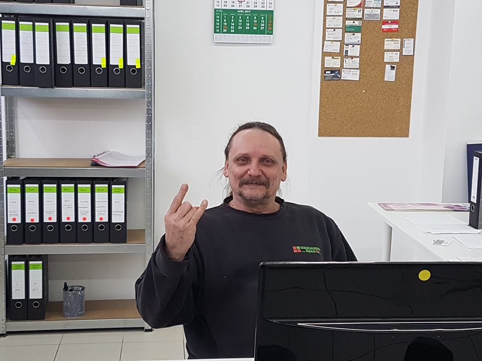 open4u_de's tweet photo. Starten werden wir mit unserem Chef, Klaus Kaminski.
Er ist 55 Jahre jung, wirkt aber wie 45 😉
2013 hat er den Schlüsseldienst gegründet und ist somit für die Leitung der Firma, für den Telefondienst und für Montagen und Türöffnungen zuständig. https://t.co/O5rsy5bmMu