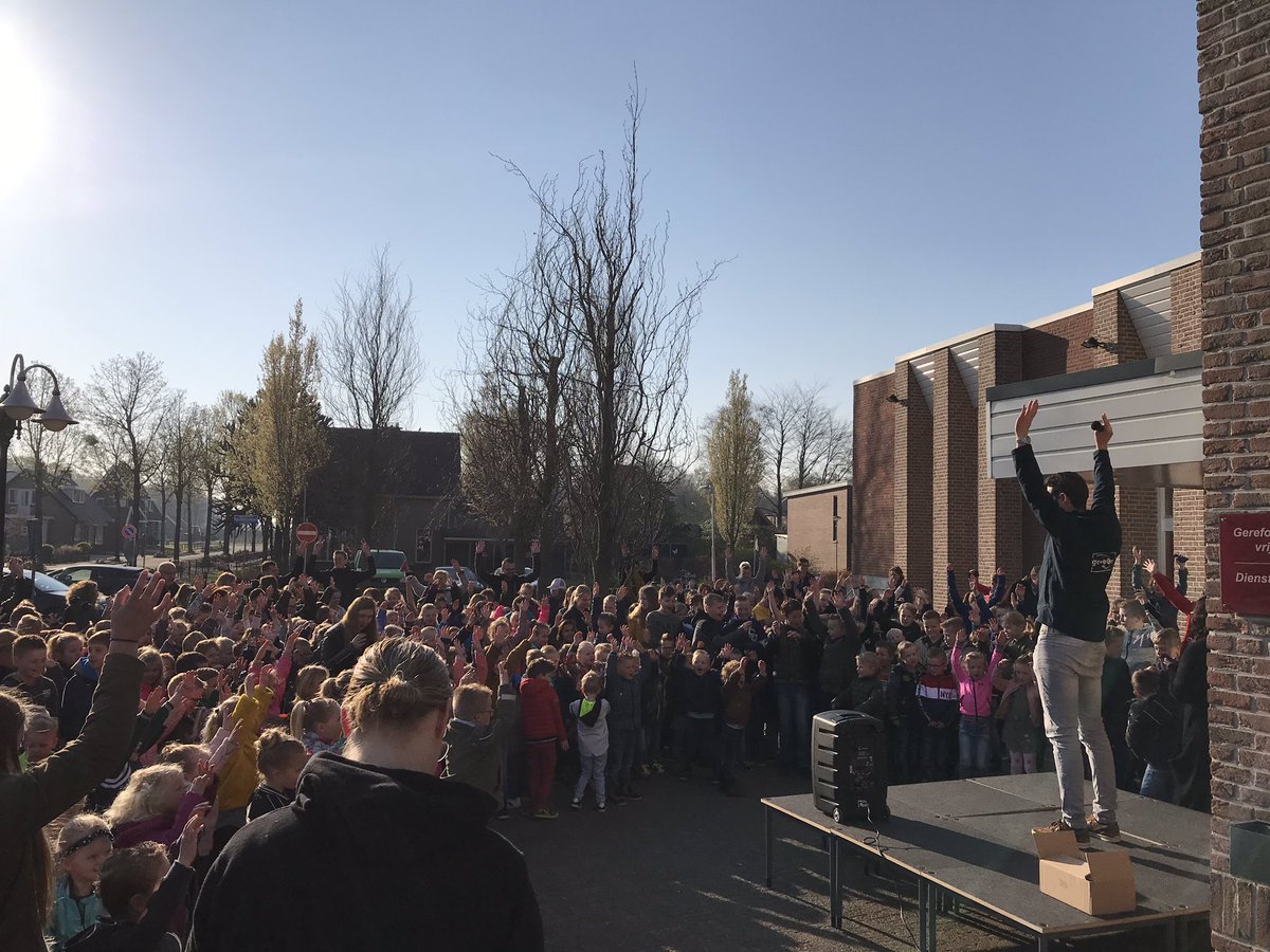 Zo leuk dit. Vanmorgen aan de twee scholen van #Bergentheim #GezondeSchool vignetten mogen uitreiken. Dit tijdens start van de #Gezondheidsweek. Extra trots, omdat het mijn eigen dorp is die <a href="/GewoonGezondOH/">GewoonGezond</a> doet in een @VitaalVechtdal #samenwerken #koploper
