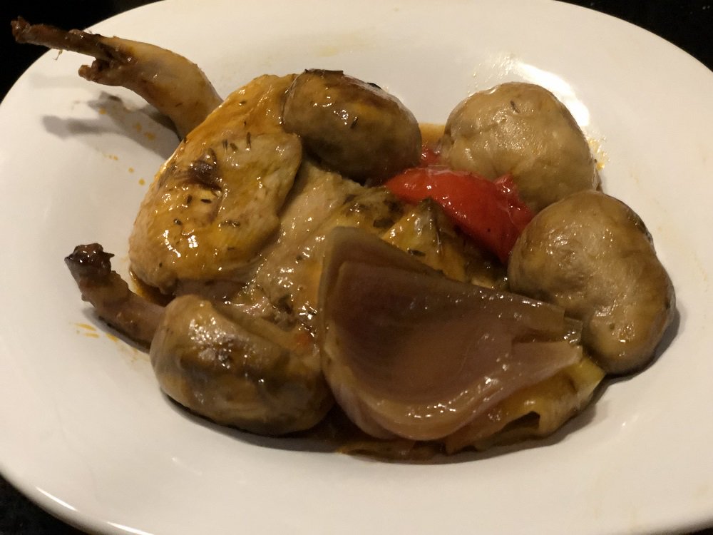 Hoy en <a href="/delascosasdelco/">@delascosasdelcomer</a>: Codornices con verduras y champiñones. Por <a href="/joseribagorda/">Jose Ribagorda</a> bit.ly/2IjPQIm