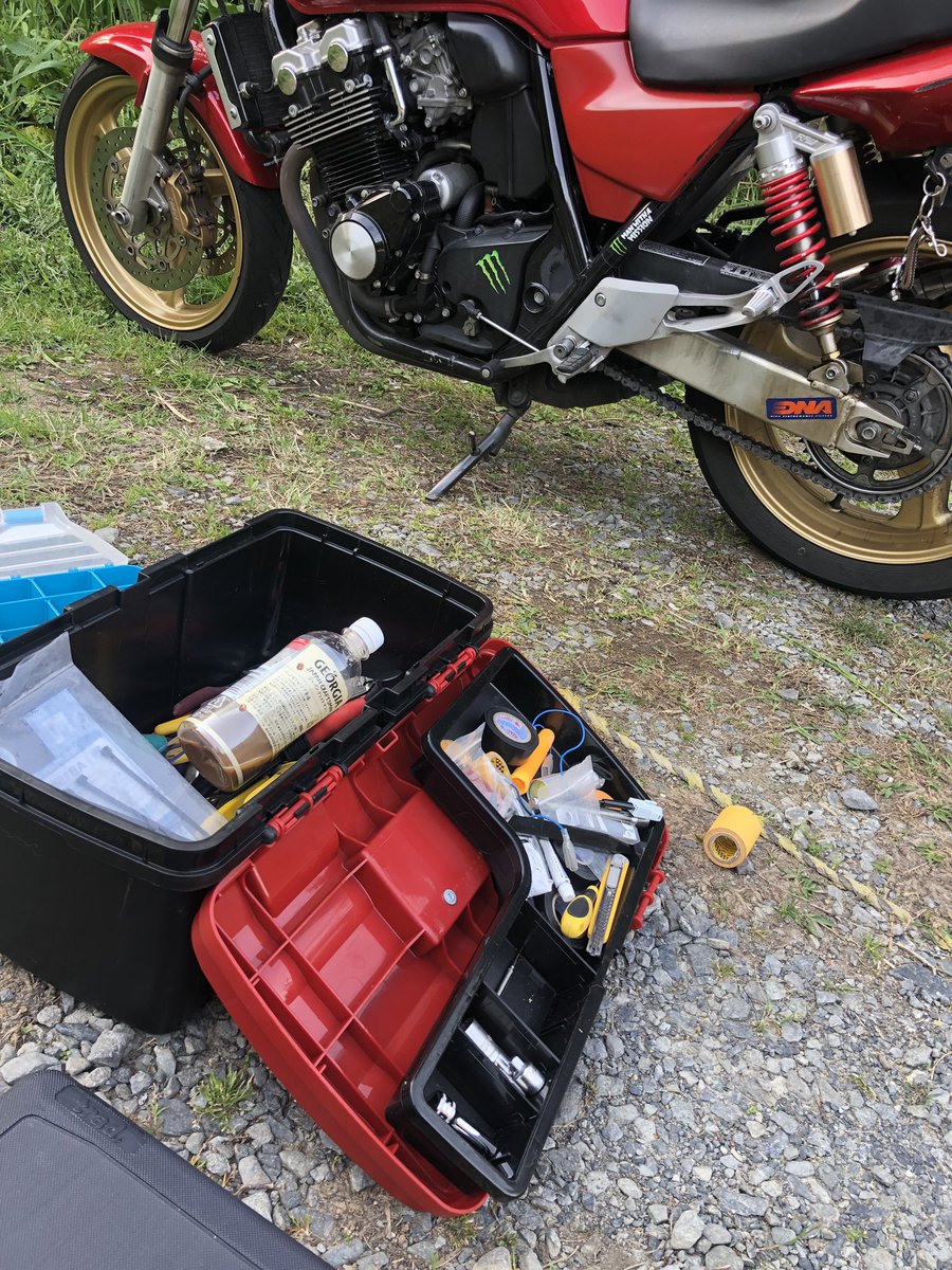 CB400SF517's tweet photo. LEDの調子悪かったから配線やり直しました〜！！
我ながら付けた当初の自分の配線のやり方に疑問を思いながらやり直しましたww
とりあえず、ちゃんと点灯するようになったし、次はタンクの傷とリアサス交換とキャブ調整がありますね…
治さないといけないとこばかり…🤔 https://t.co/stXNcyTDG8