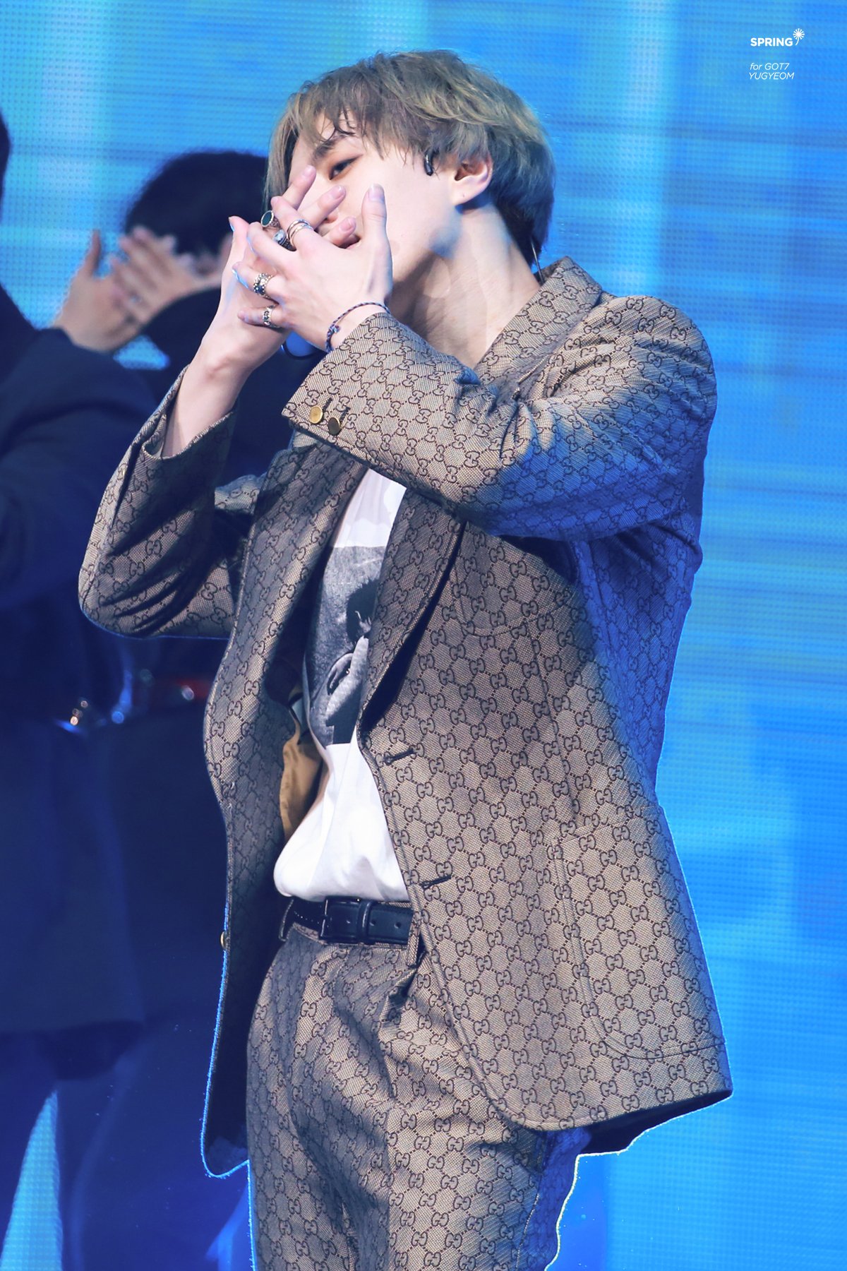 D3nbllCUUAAtFrr.jpg:orig