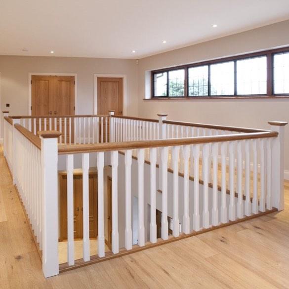 OJFurniture's tweet photo. Bespoke hallway furniture for the home by Oliver James Furniture. Oak handrail contrasts with the white painted balustrade in this gallery landing #bespoke #furniture #white #oak #balustrade #handrail #joinery #carpentry #newelpost #gallery #landing #hal… https://t.co/7qAWfpduE4 https://t.co/CNvbMz8rPz
