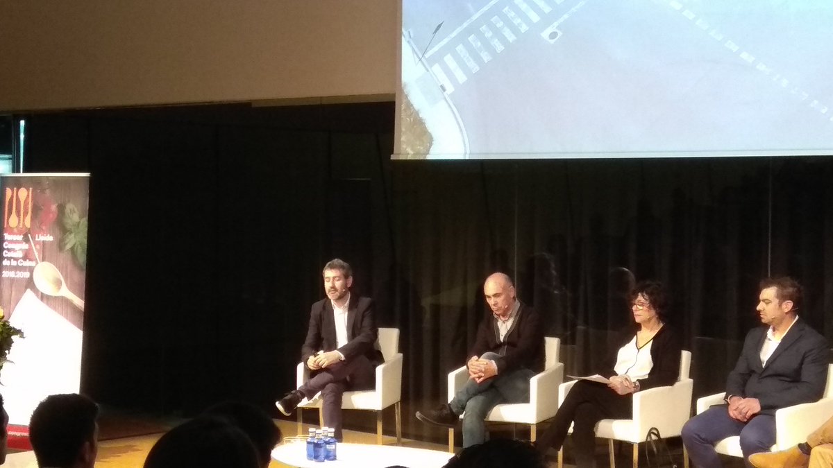 CuinaLleida's tweet photo. Albert Torné, cap d'I+D+i de @distformsl, explica com han innovat en matèria d'equipament culinari atenent les demandes i necessitats dels cuiners.
#CuinaLleida https://t.co/sO9UMh8xzg