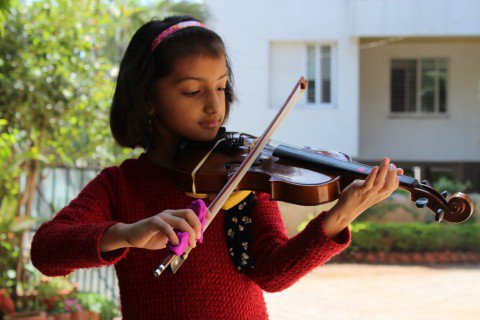 BowHoldBuddies's tweet image. Congratulations to string teacher Adrienne Leng, winner of our #ASTA2019 drawing for a free Things 4 Strings® Bow Hold Buddies® Studio Kit! We predict 12 instant relaxed &amp;amp; effective bow holds (and faster progress!) in her students&apos; future. #Things4Strings #BowHoldBuddies #Violin