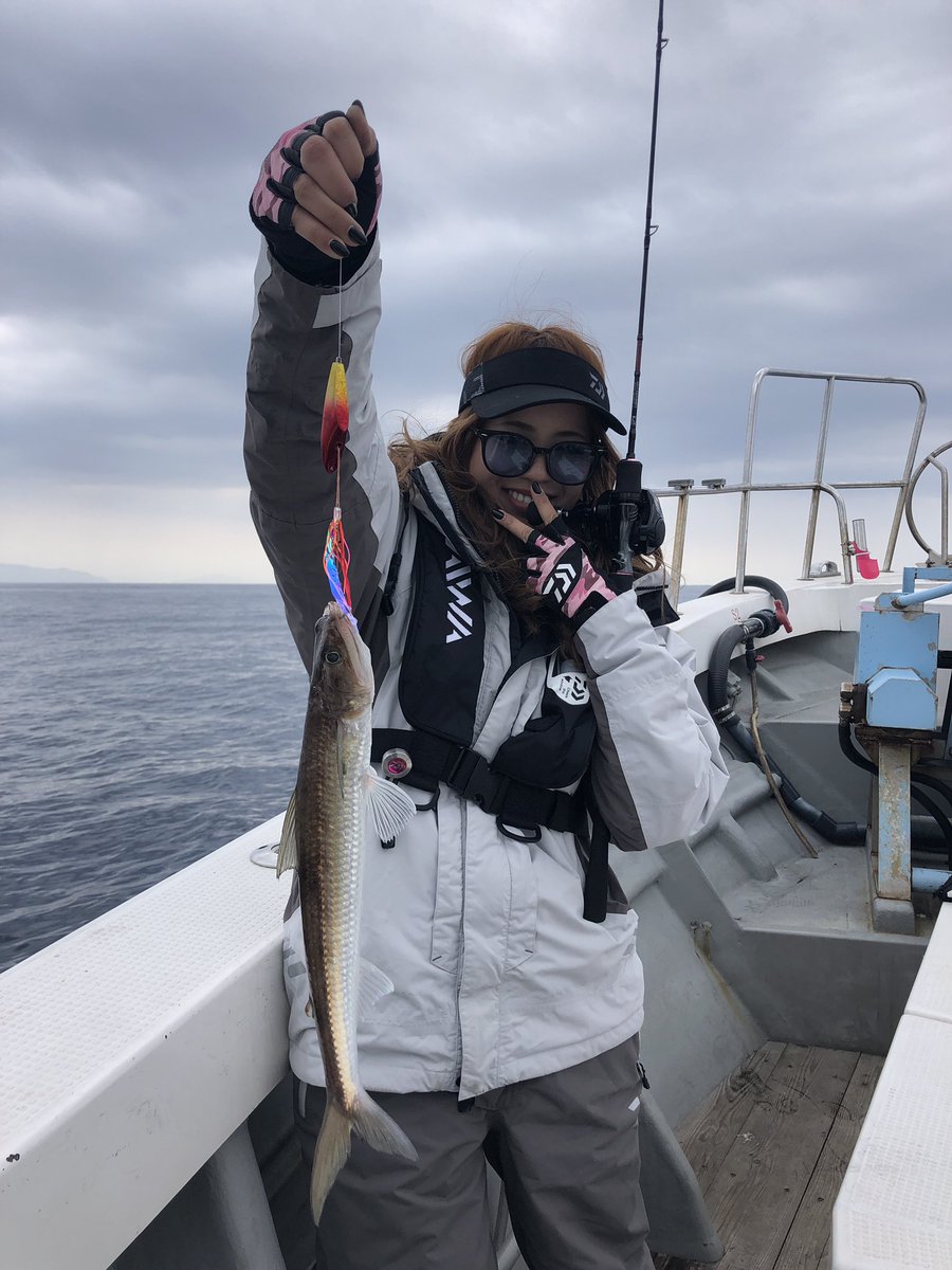fishing_life1's tweet photo. 今日は釣りどき関西さんの雑誌の取材と動画撮影でタイラバへ！
もーほんまに楽しかった！
人生初の真鯛は78センチでした♪
お世話になった一美丸さん本当にありがとうございました！
釣りってほんま最高！ https://t.co/QTogdB6WW8
