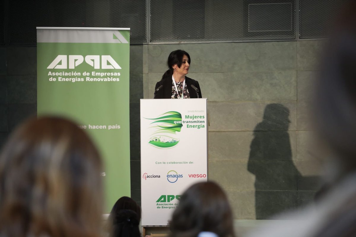 APPA_Renovables's tweet photo. Arranca #MujeresTransmitenEnergia con la #bienvenida y presentación de @Luciadolera, directora de proyectos de @APPA_Renovables https://t.co/jLfTCcW3H5