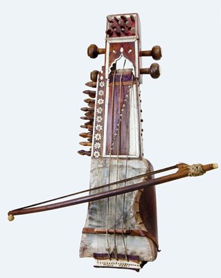 WaveGlobe_FM's tweet image. Short-necked lute (sarangi), northern India 🇮🇳, 19th century ow.ly/72fw30iVNck #Sarangi #StringedInstruments #Music