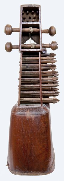 WaveGlobe_FM's tweet image. Short-necked lute (sarangi), northern India 🇮🇳, 19th century ow.ly/72fw30iVNck #Sarangi #StringedInstruments #Music