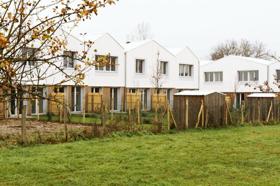 cyberarchi's tweet photo. Guillaume Ramillien Architecture SARL livre à Boussy Saint-Antoine une opération de onze maisons groupées à ossature bois, qui vient démontrer l'efficacité de solutions simples mais bien pensées https://t.co/Mk2dTm70Vw https://t.co/AvyJ7MBKWF