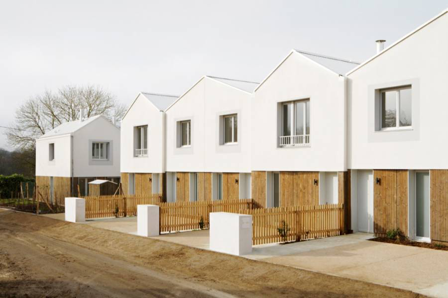 cyberarchi's tweet photo. Guillaume Ramillien Architecture SARL livre à Boussy Saint-Antoine une opération de onze maisons groupées à ossature bois, qui vient démontrer l'efficacité de solutions simples mais bien pensées https://t.co/Mk2dTm70Vw https://t.co/AvyJ7MBKWF
