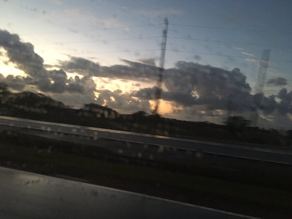 Bom dia 💪🏼🌹 o sol querendo aparecer entre as nuvens em Arembepe #vcnojm