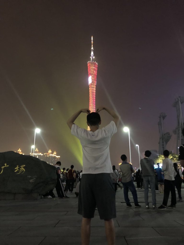 比个心吧 拍照的人技术是出了名的差