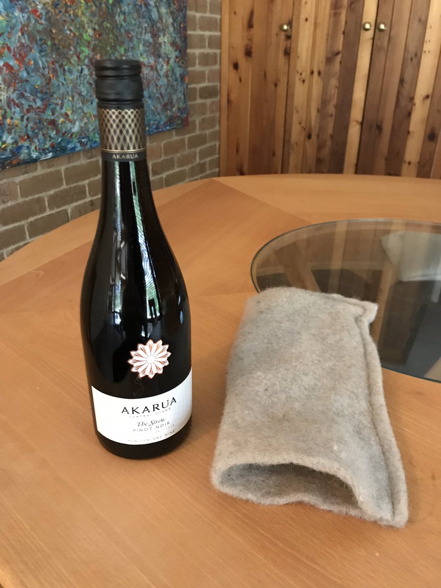 A shout-out to <a href="/AkaruaWine/">Kathryn Pettit</a> for sending us their wonderful #CentralOtago #PinotNoir in these reusable sleeves rather than in styrofoam packaging! 👏👏 Will be taking these with us on upcoming trips to protect any take-home wine in our suitcases! 🍾🍷🌻
