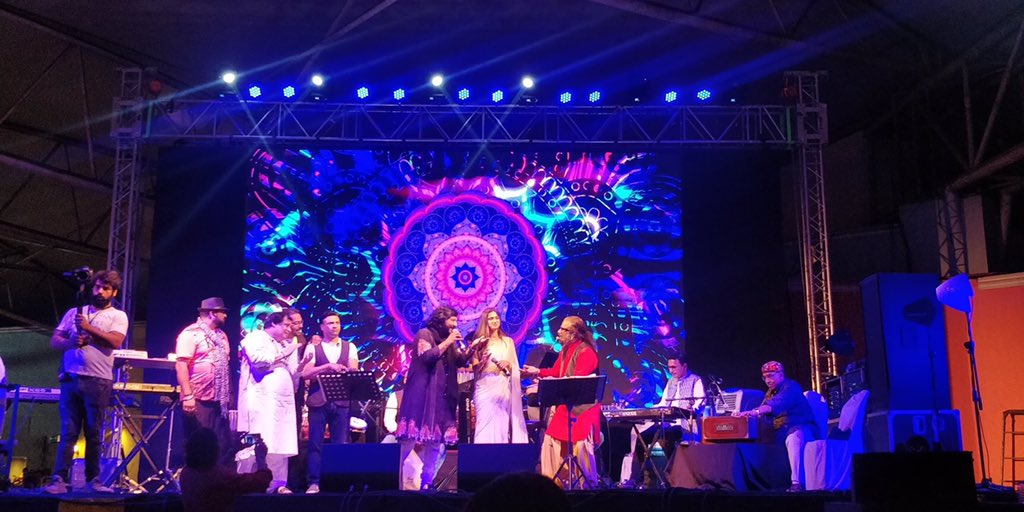 How bout that ! #roopkumarrathod #reewarathod #hariharan #allinoneframe #concert #momentswelivefor