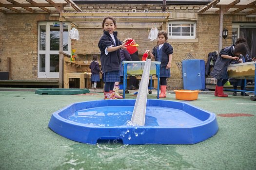 Our #Receptionclass loves the new water kitchen @StMarysJuniors! #outdoorlearning #YesSheCan #JuniorSchool #Cambridge
stmaryscambridge.co.uk/junior-school/… @GSAUK @iapsuk @GoodSchoolsUK