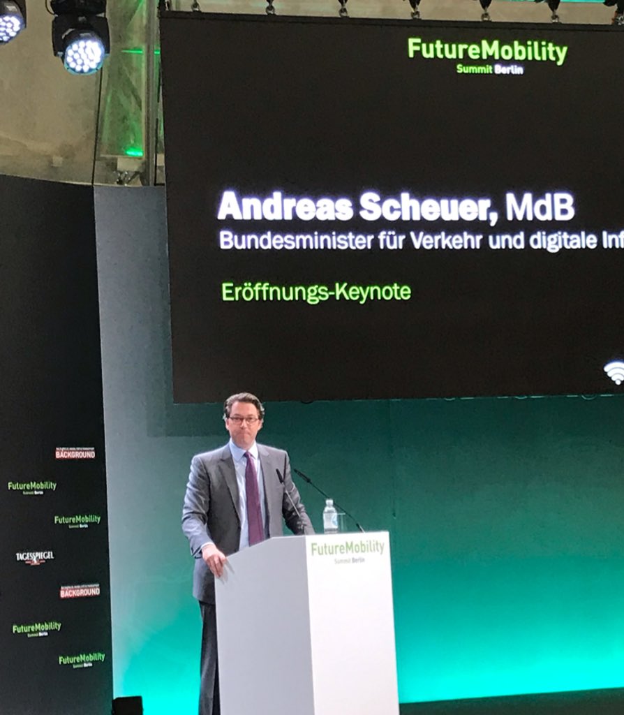 LAT_Berlin's tweet photo. Auf dem #FutureMobility Summit lobt Andreas Scheuer #Handwerker #Monteure & zeigt er denkt #digital #intermodal #Zukunft & an #Testfelder https://t.co/8FtveDqEfj