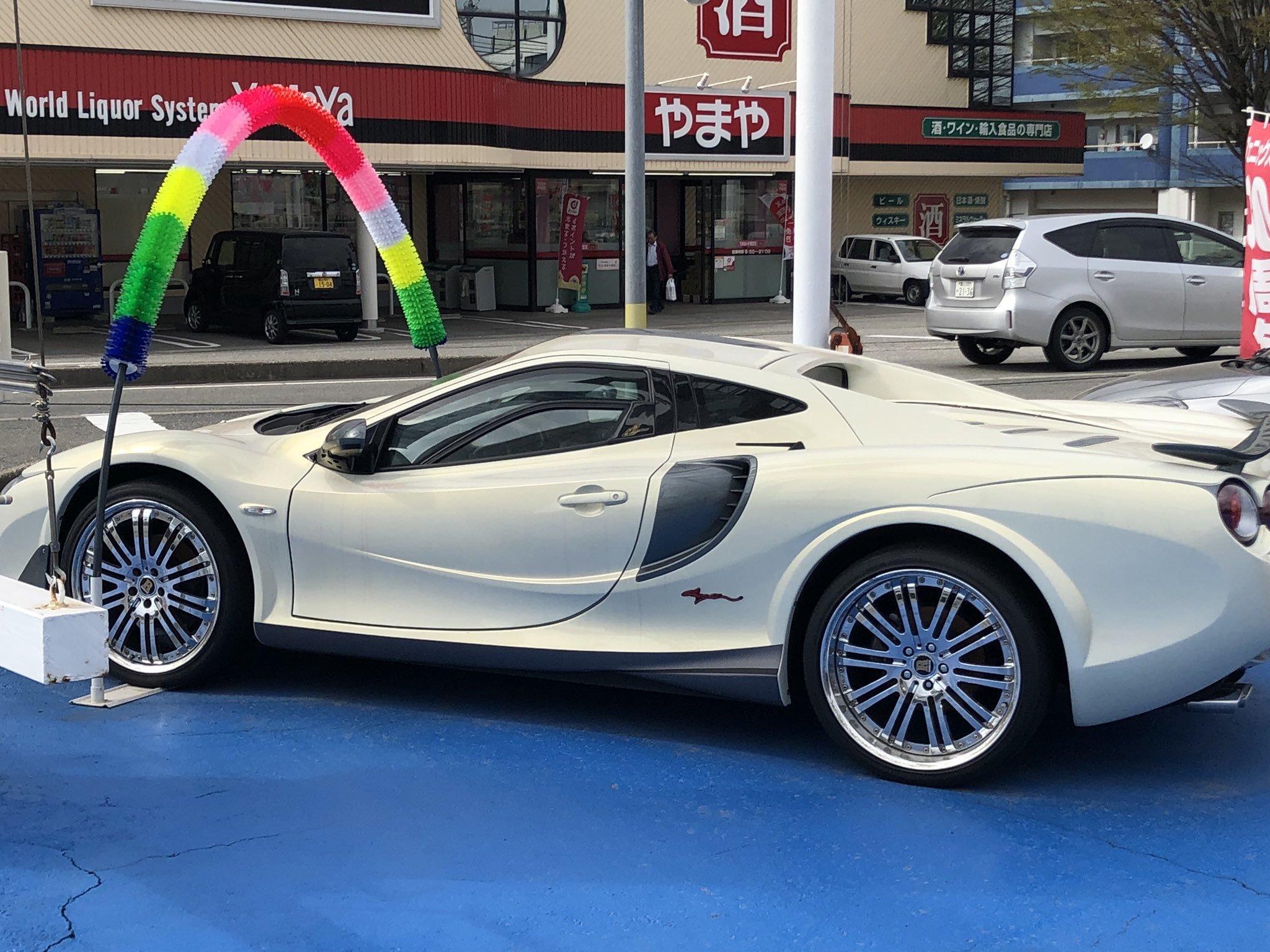 浩どん A Twitter 中古車販売店で ミツオカ オロチ見つけたよ すごくカッコいい 実はこれの茶色に後ろにつかれた事があるけど バックミラー越しで見ると迫力あるよ ミツオカ オロチ