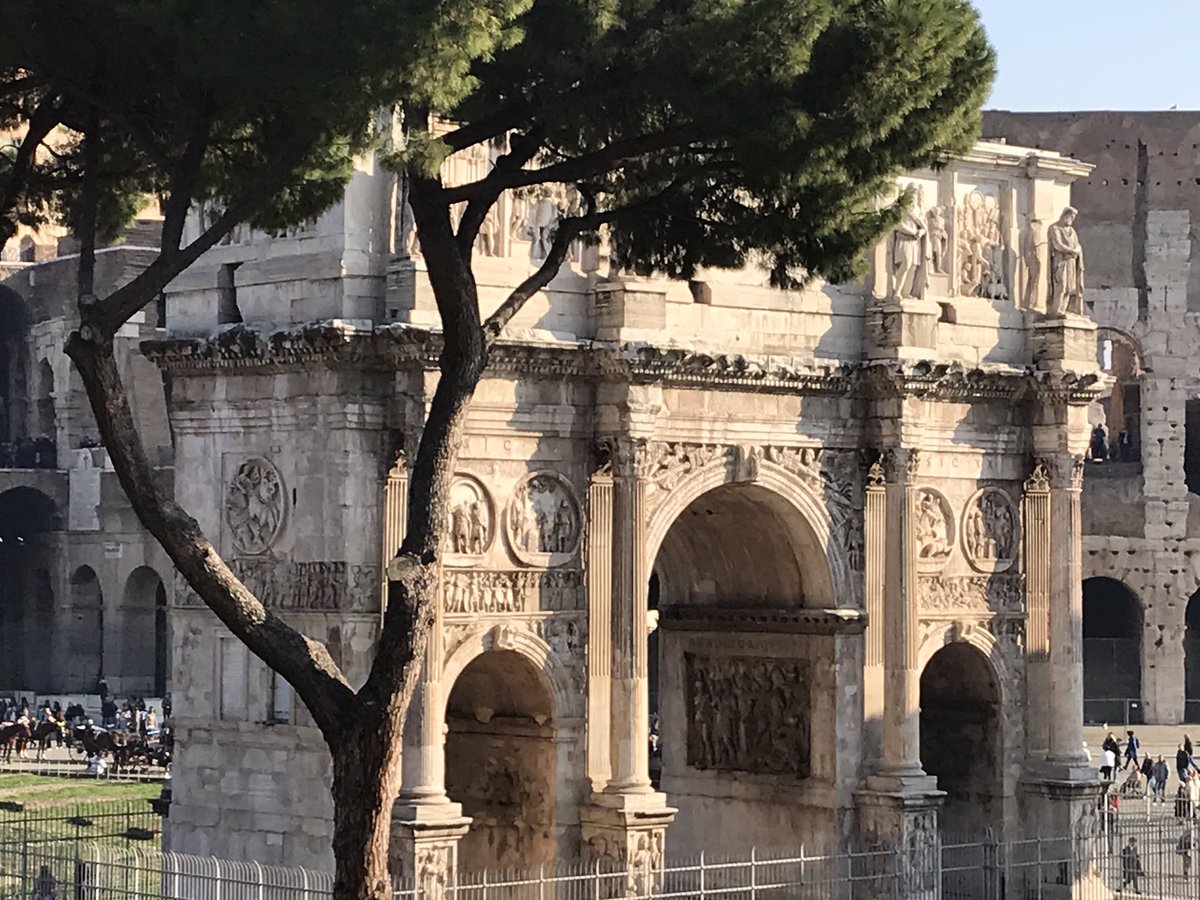 ValeriaAugusta8's tweet photo. @dg_classics @AnnaBlennow @dg_classics #WinBooks #GuidebookToRome Arc de Constantin https://t.co/m6SXiBeWvt