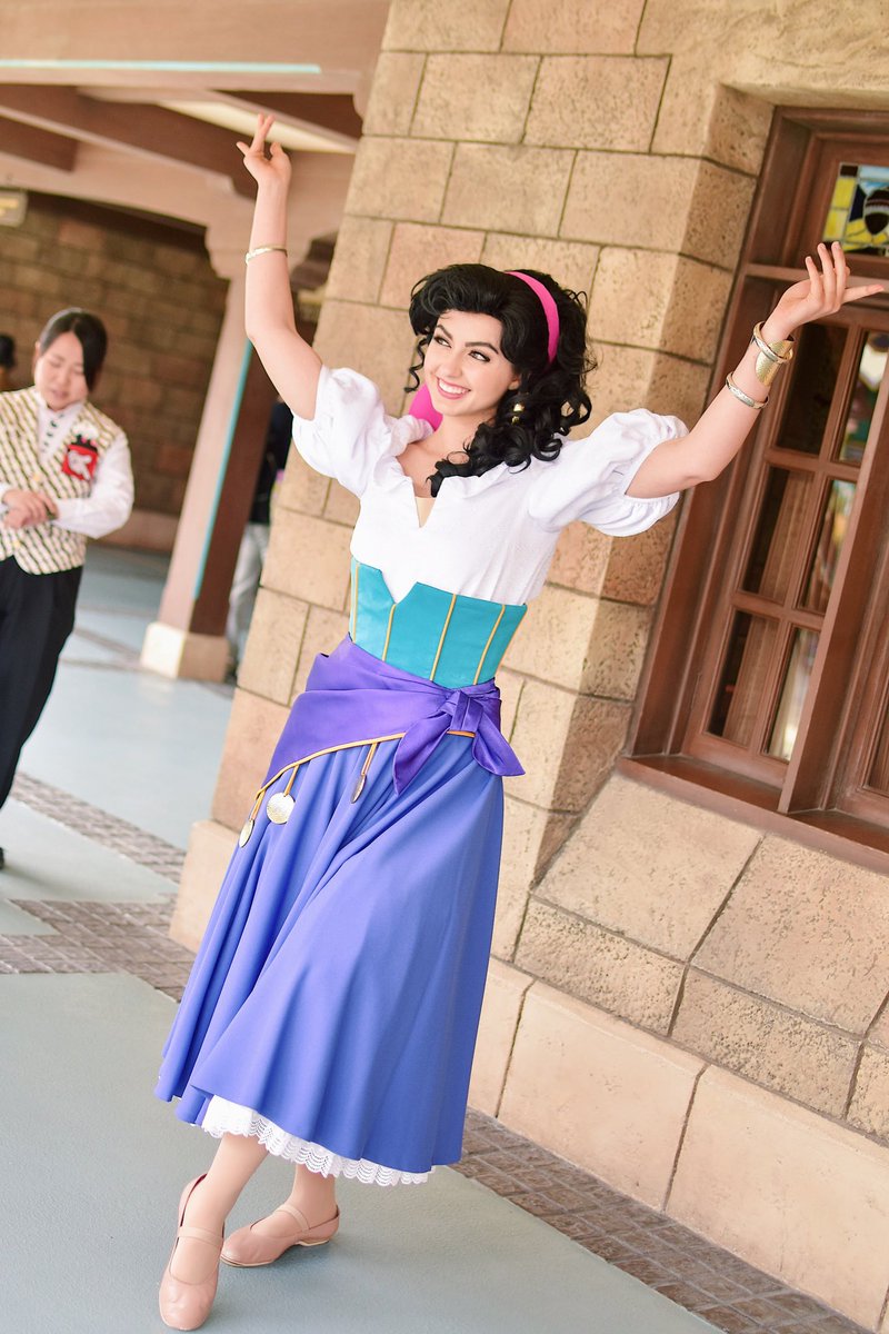 d_ainaaa's tweet photo. Esmeralda🔔💜 https://t.co/pUpqo6ZzaC