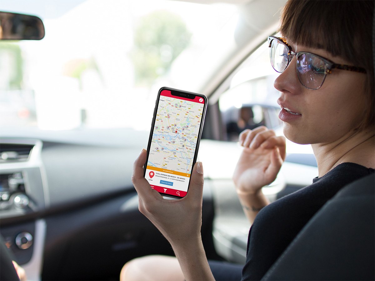 PolderKnowledge's tweet image. Voor Total Nederland ontwikkelden wij een Mobile First webapplicatie die Total Card houders helpt naar het dichtstbijzijnde accepterende tankstation te navigeren. Dit advies is gebaseerd op de geolocatie van de gebruiker. #totalnederland #webapp