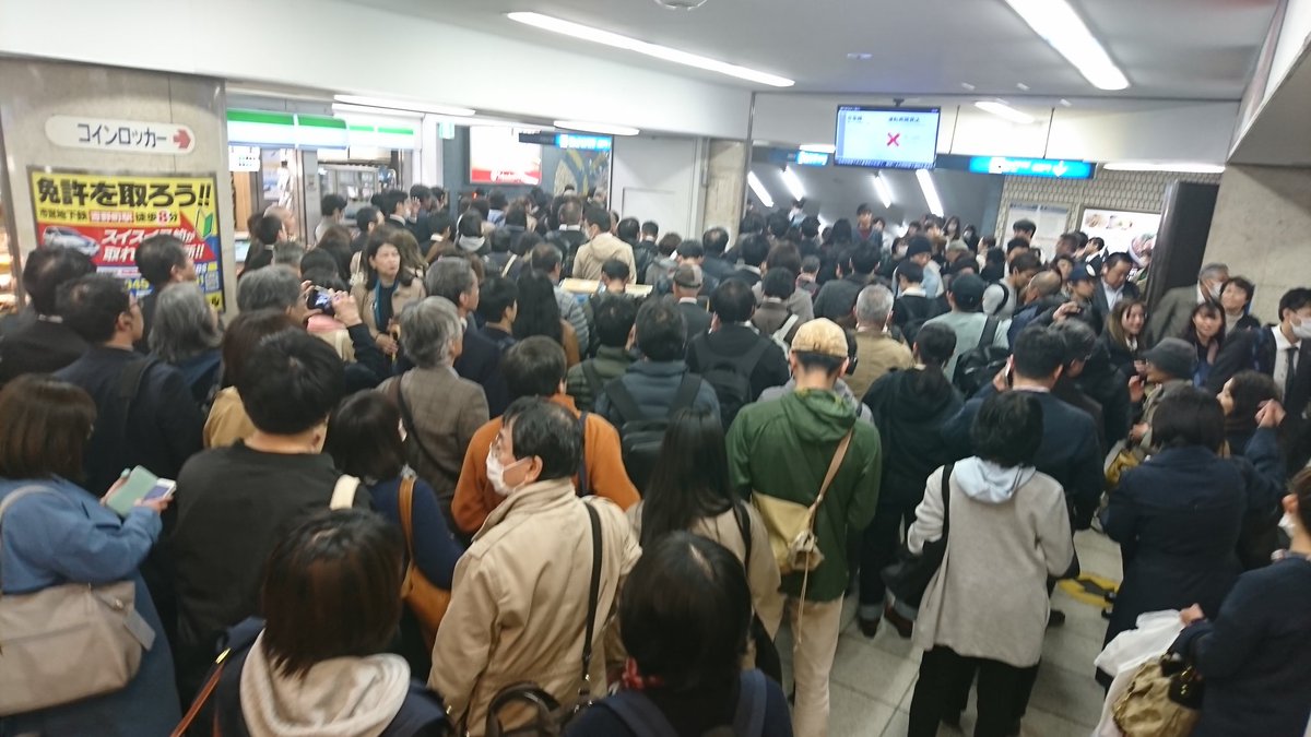 京急線の人身事故で横浜駅が混雑している画像