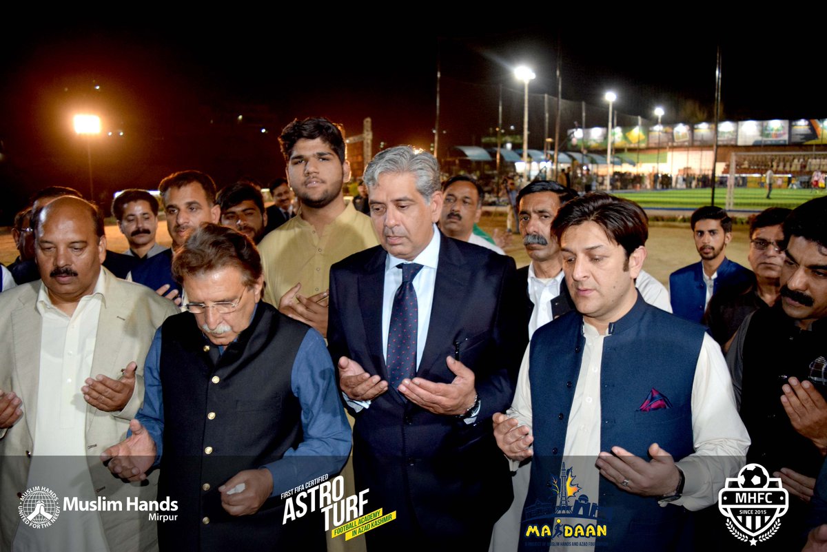 MuslimHandsMRP's tweet photo. Right after the inauguration ceremony the Executive Manager of Muslim Hands Mirpur : Raja Arslan Nusrat &amp; DG MDA : Ijaz Raza signed an M.O.U for the Multi Sport Gymnasium Hall.
#TotalFootball #PlaySweatRepeat #StreetChildUnited #Sports #youthempowement #muslimhands https://t.co/vxnpn4QZzn