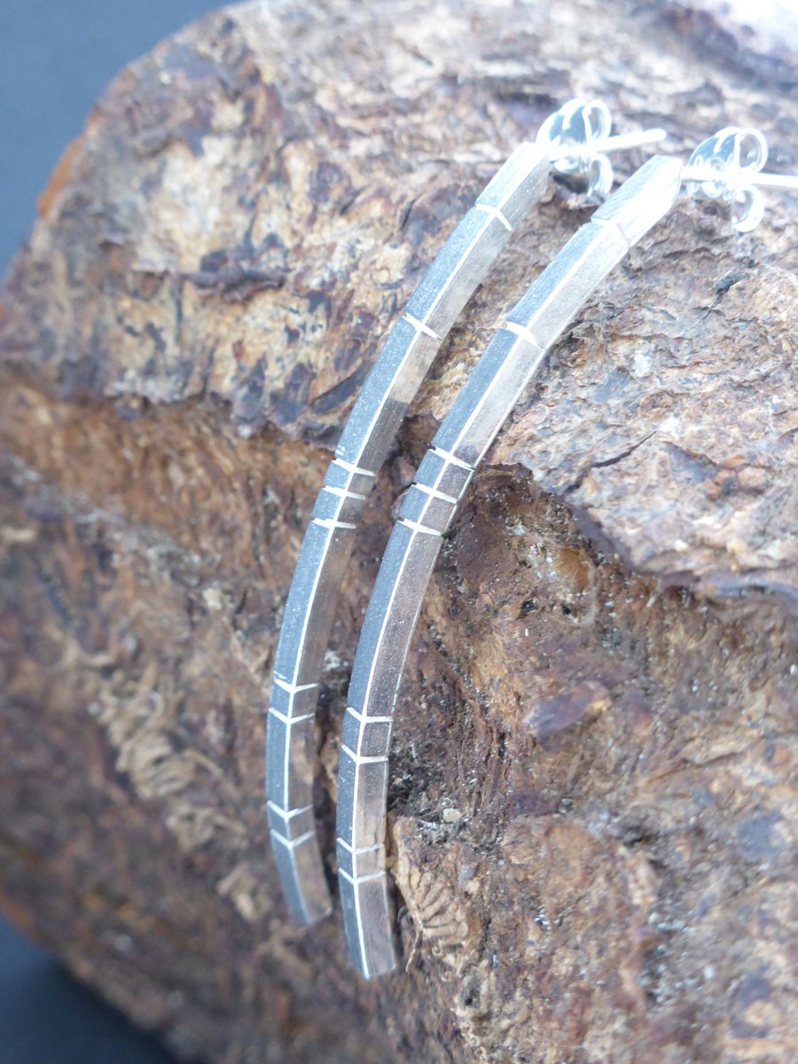 LittleBlueGeck0's tweet photo. Curved Bar earrings available at my #Etsy shop https://t.co/4J8eSwU2Ls #handmade #silverbarearring #silverearring #longearring #EtsyUKseller #shopsmall #handmadeearrings #Etsyfinds #Mondaymotivation https://t.co/omiIBfF3ui