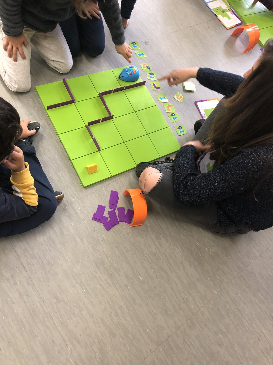 LUZYMAR9's tweet image. Mañana robótica. Todos nuestros peques de Primero disfrutando con #LEGO #Beebot #CodeandGoRobotMouse #CeipMirasierraMadrid #SemanaRoboticaMirasierra
Seguimos con los de 2° 👏👏😊