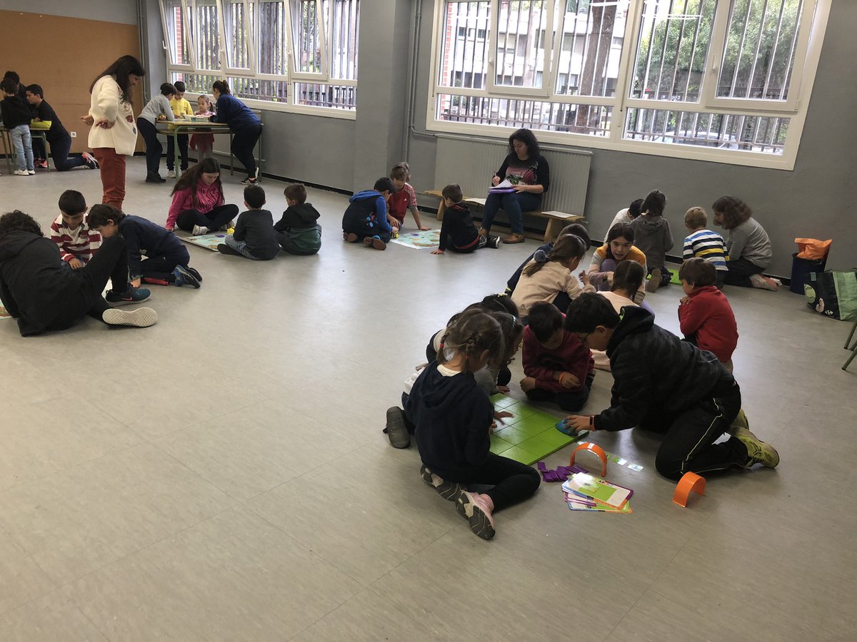 LUZYMAR9's tweet image. Mañana robótica. Todos nuestros peques de Primero disfrutando con #LEGO #Beebot #CodeandGoRobotMouse #CeipMirasierraMadrid #SemanaRoboticaMirasierra
Seguimos con los de 2° 👏👏😊