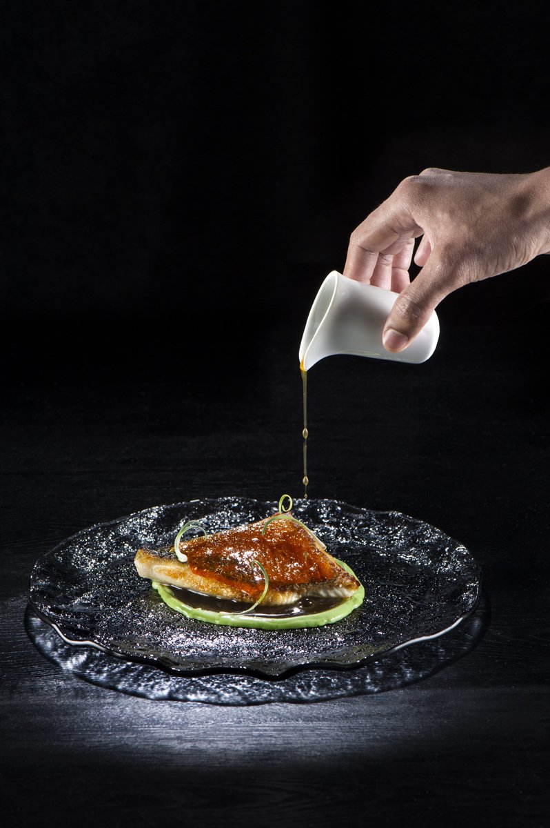 RteIkea's tweet photo. Poniendo color a un lunes de lluvia. Vamos allí.
#menudegustacion #primavera lubina con piel de kimchee, caldo de bayas goji, hilo de wasabi y chalotiña de mar. #vitoriagasteiz @vicugostudio https://t.co/H7asKshONr