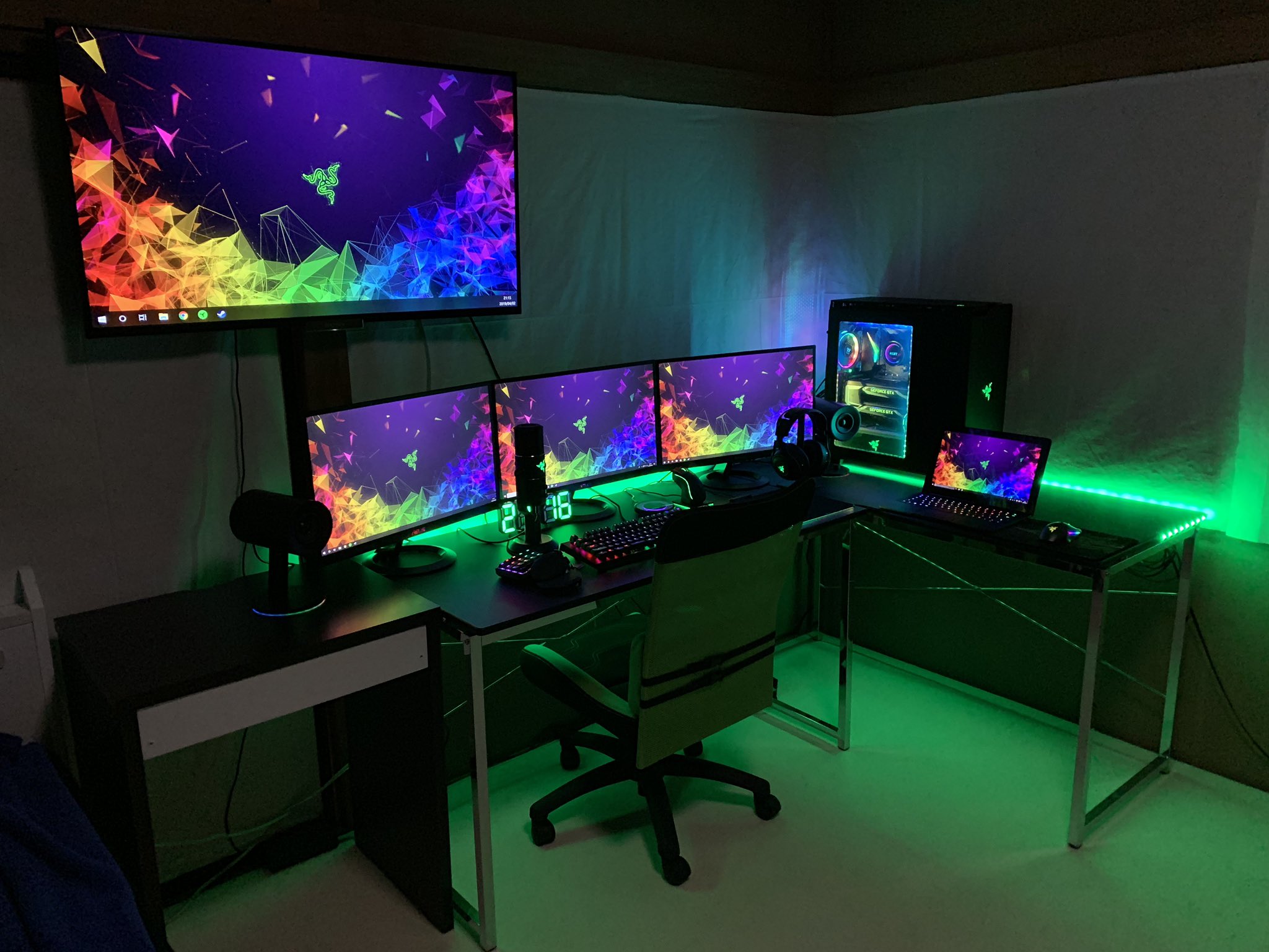 Leon Twitter પર 完成で良いと思います デスク周りというか もう空間ですね 部屋の中に ゲーミング空間が広がっています 綺麗です Razer Nzxt Asus お前らのpcデスク周り晒していけ T Co S8hfqfhxrt Twitter