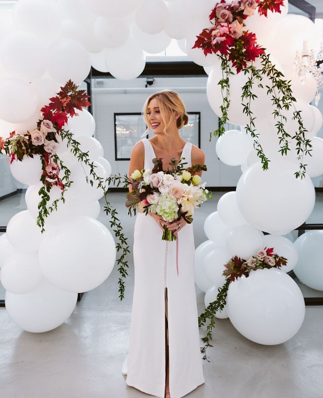 BrideControl's tweet photo. Balloons and flowers used tastefully to define the venue space! #balloons #wedding #flowers #elegant #smartplanning #weddingplanning #bridecontrol https://t.co/mjL7Q7F1za
