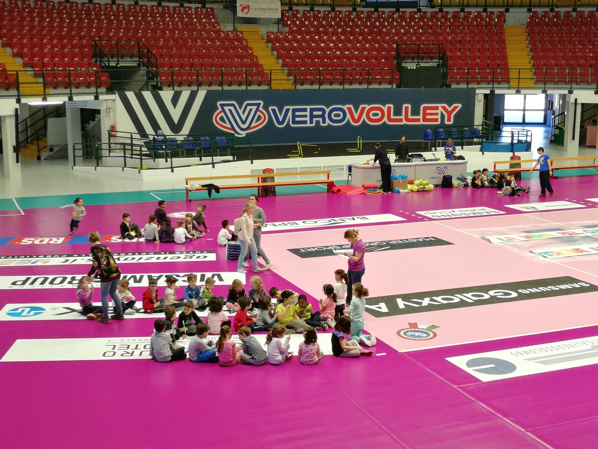 VeroVolley's tweet photo. 🏟️ Sul campo della @CandyArenaMonza questa mattina si festeggia! 🎉

Mattinata di gioco per i bambini delle scuole d'infanzia paritarie di Monza 🤗

#VeroVolley 🏐 #CulturaSportiva 📚 https://t.co/ciTwGsDNvS
