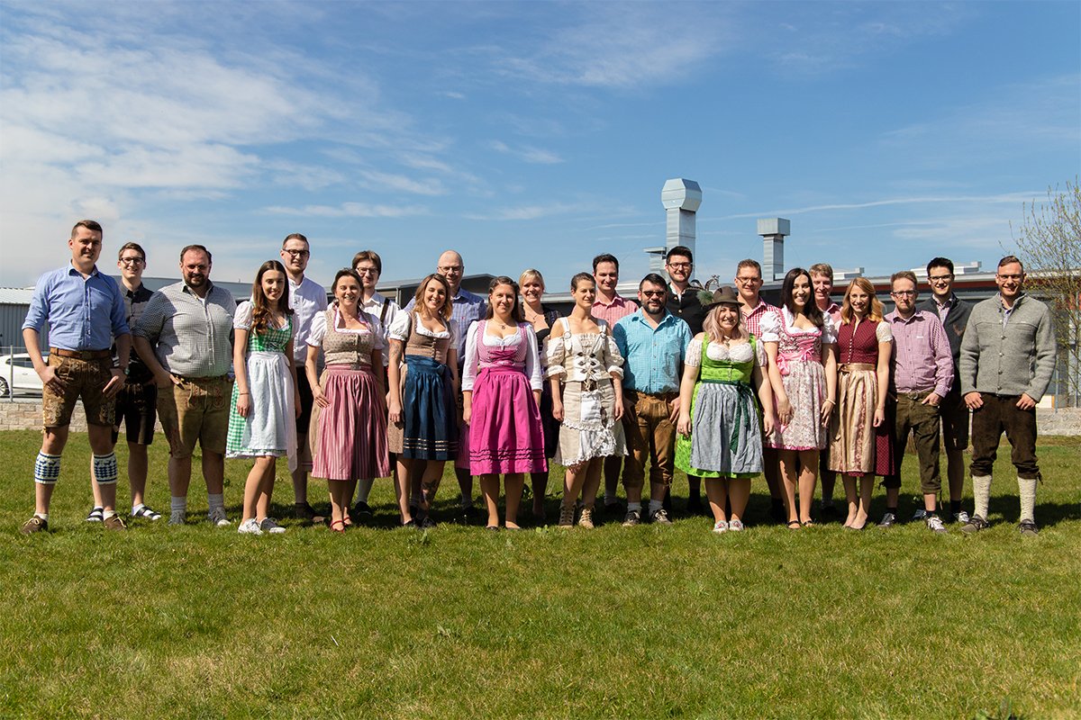 Speed4Trade's tweet photo. Ein großer Spaß! Wir hatten eine leckere Weißwurstbrotzeit @ Speed4Trade. Und in der Mittagspause ließen wir es uns nicht nehmen, uns zum Gruppenfoto (stilecht in unseren traditionellen, bayerischen Trachten) aufzustellen 😉 #TeamSpeed4Trade #weißwurst #Lederhose #Dirndl https://t.co/6ewpdhpfUP