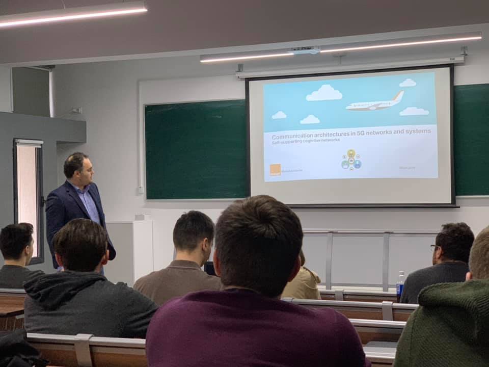 orangeromania's tweet photo. Saptamana asta suntem la Iasi, la Scoala de Primavara, oferita prin #OrangeEducationalProgram studentilor de la Fac. de Informatica, Univ. Alexandru Ioan Cuza. Povestim despre arhitecturi de retele si sisteme 5G, platforme IoT, aplicatii native de cloud si securitate cibernetica. https://t.co/bQgJT2fTH9