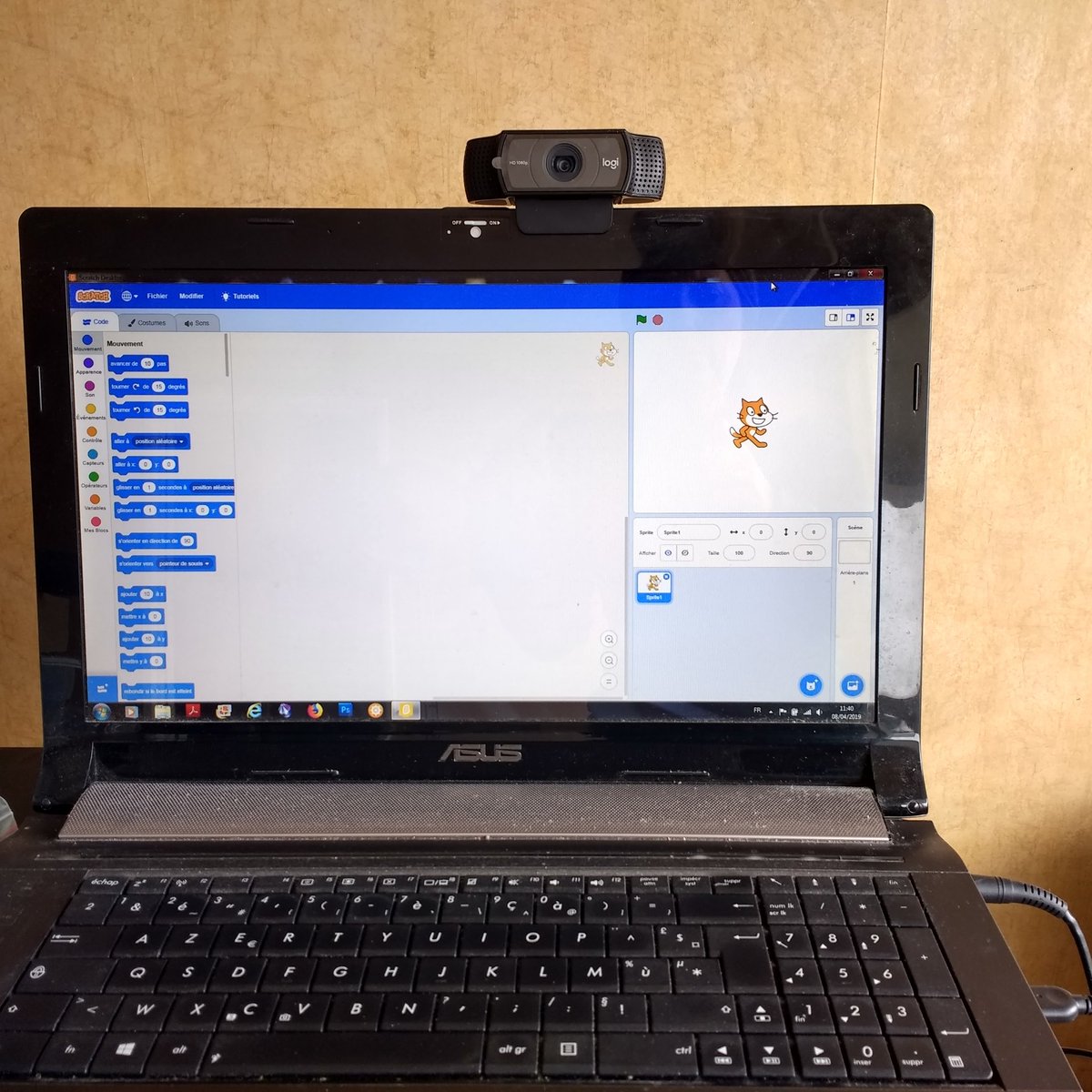 slmediation's tweet image. L&apos;ecriture d&apos;un nouveau livre pour  @EditionsENI comme prétexte pour acheter une #webcam #logitecC920ProHD🤔
&quot; C&apos;est pour l&apos;utiliser avec les blocs détection vidéo #scratch3&quot; 😉
Elle est top👍