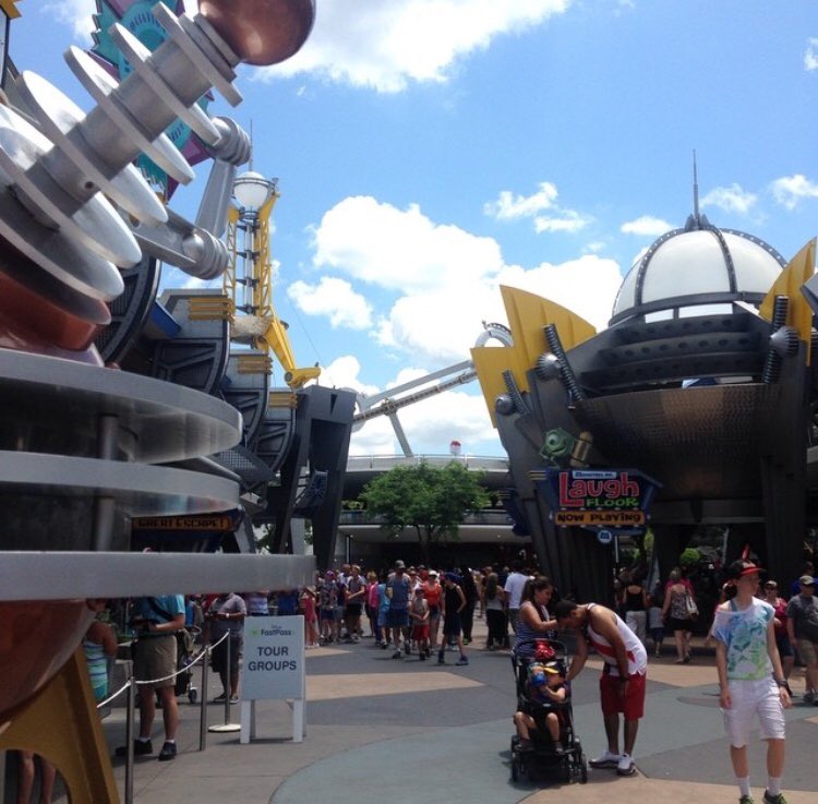 ExtraTERRORt's tweet image. Hey remember when the centerpiece was missing? Whoever stole that probably also took Buzzy