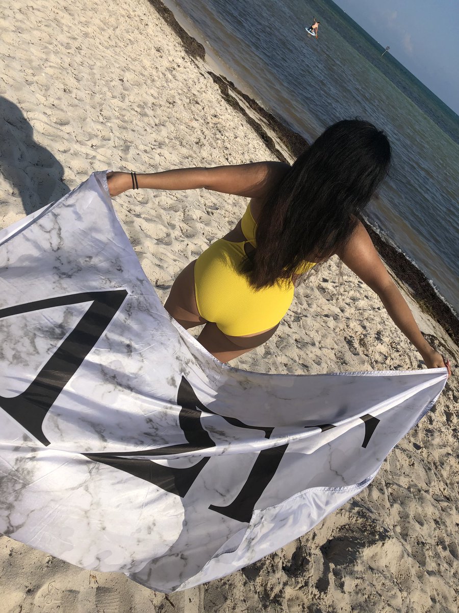 R1DER_15's tweet image. Yellow does something to my soul ✨🌼🥰 #Springbreak2k19 #Fresno #Florida