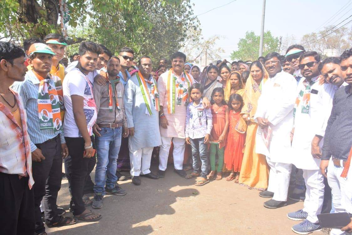PramodDubeyCong's tweet photo. ये संकल्प हमारा है, कांग्रेस को लाना है

आज जनसंपर्क अभियान के दौरान जब ये नारा सुना तो मुझे पूर्ण विश्वास हो गया कि जनता ने इस बार कांग्रेस को अपना समर्थन देने का पक्का मन बना लिया है

धरसींवा विधानसभा के ग्राम सांकरा,सिलतरा व कुरा में जनसंपर्क अभियान के तहत लोगों से मुलाकात की। https://t.co/3FBlm02AWr