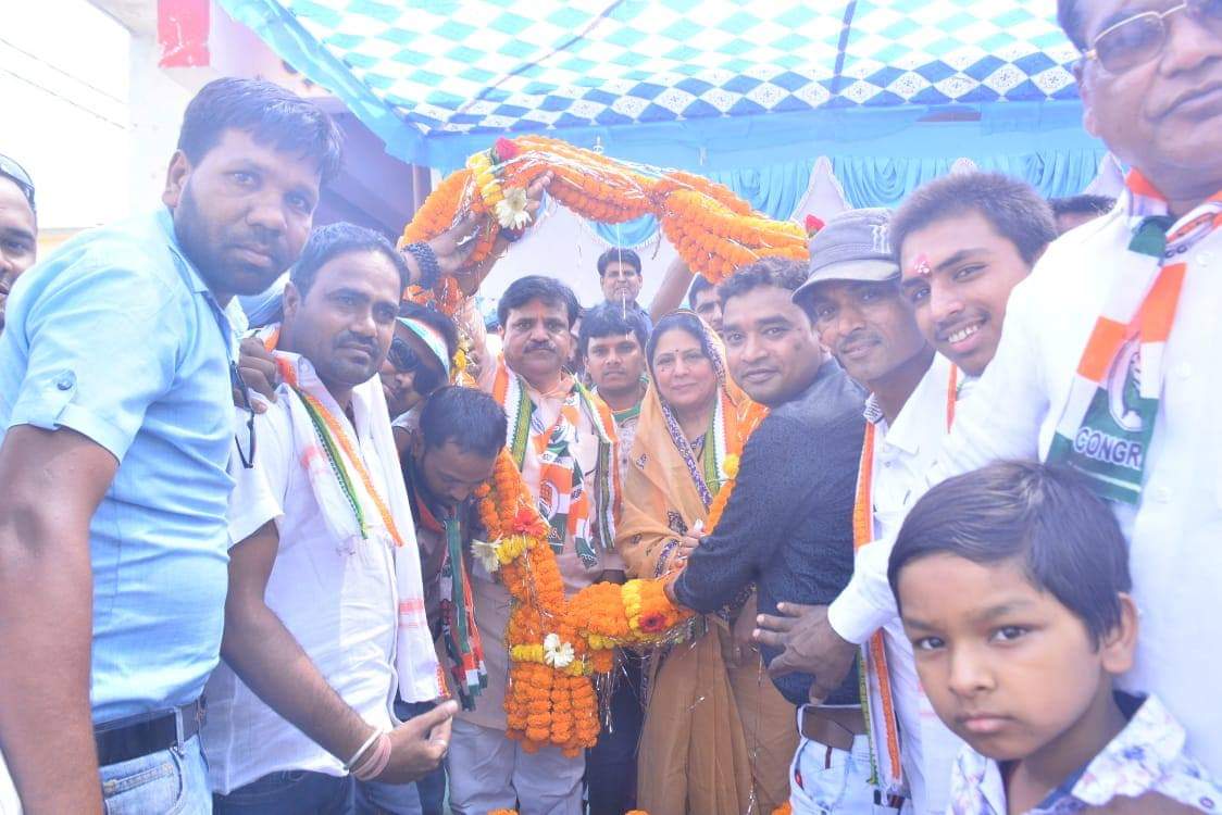 PramodDubeyCong's tweet photo. ये संकल्प हमारा है, कांग्रेस को लाना है

आज जनसंपर्क अभियान के दौरान जब ये नारा सुना तो मुझे पूर्ण विश्वास हो गया कि जनता ने इस बार कांग्रेस को अपना समर्थन देने का पक्का मन बना लिया है

धरसींवा विधानसभा के ग्राम सांकरा,सिलतरा व कुरा में जनसंपर्क अभियान के तहत लोगों से मुलाकात की। https://t.co/3FBlm02AWr