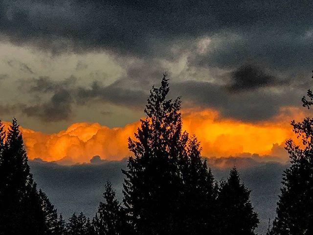 ThirdAgeExped's tweet image. A dark sky on fire. #sunset #viewfromawindow #britishcolumbia #iphone #fireinthesky #travel #sky #darkclouds #moody #moodyphotography bit.ly/2I5wwz9