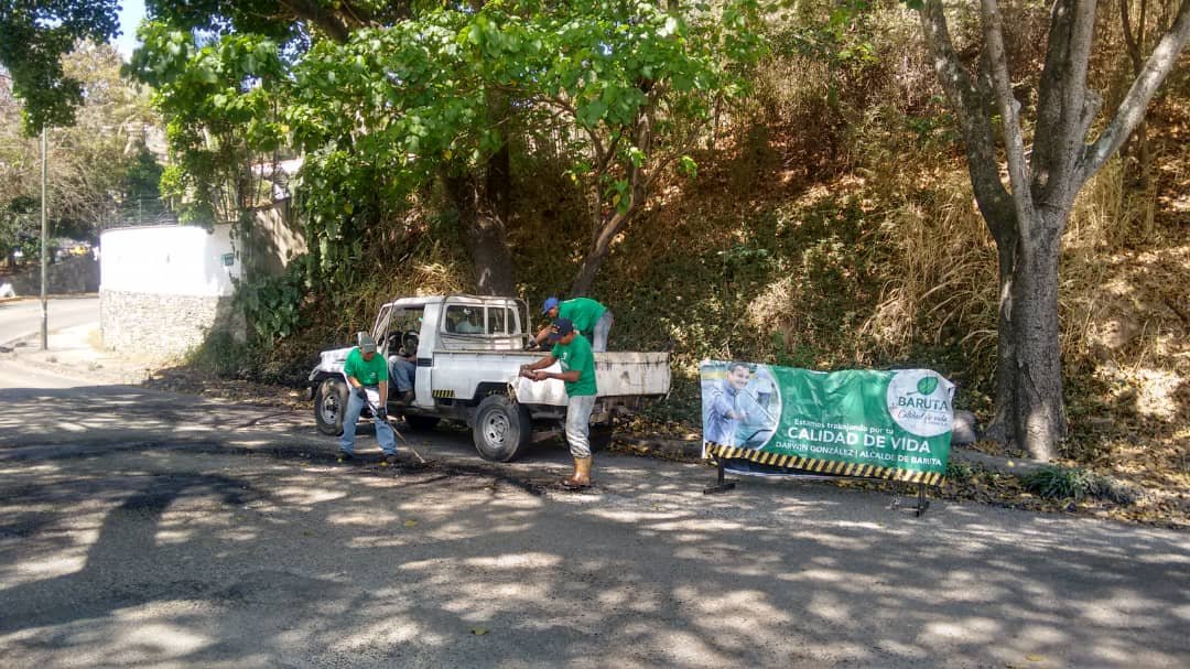 darwingonzalezp's tweet photo. Todos los días nuestras cuadrillas se encuentran en la calle trabajando por recuperar la vialidad.  
Hoy #8Abr el equipo de Infraestructura realiza bacheo en calle Amazonas con calle El Estanque, Prados del Este. https://t.co/KexBStcHYw
