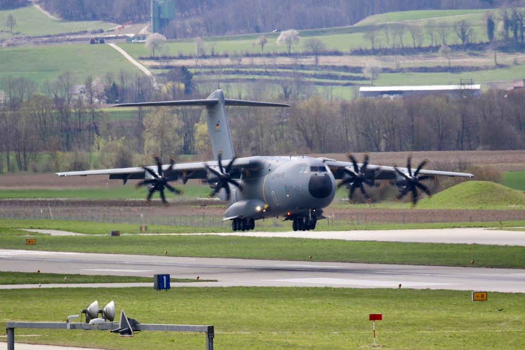 The Flight Evaluation Trials in Payerne is starting this week.
First arrival for the #FET is the #A400M from the German Air Force @Team_Luftwaffe @bundeswehrInfo @BAESystemsAir @AirbusDefence @RAFLive #VBS #DDPS #armasuisse #air2030 #swissairforce #EFSuisse Copyright: Guenat Max