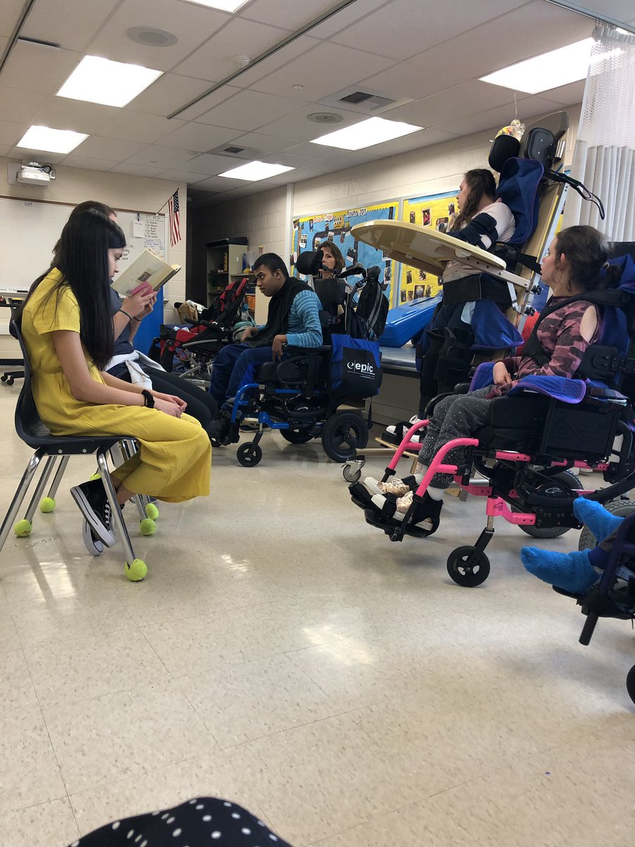 MissBworkerBees's tweet photo. Our favorite way to start our Monday with Readers Club!! Ss love listening to the young adult novels! #umsmds #warriorstrength #unamipride #reading https://t.co/LmFsfAHH0N
